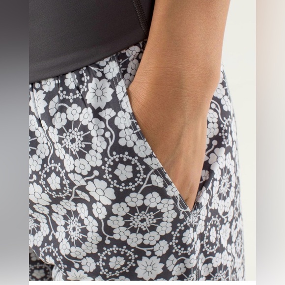 Lululemon Om Pants | Size 6 | Grey & White Floral | Like New Condition - Picture 2 of 6